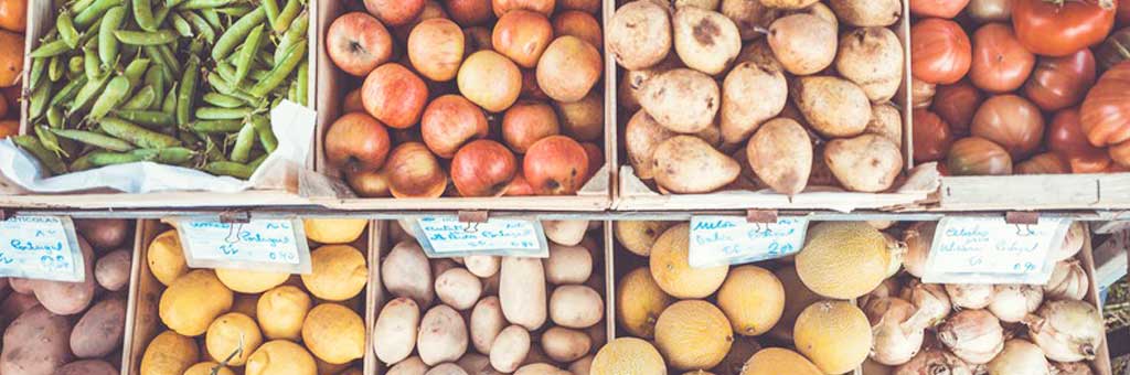 étal de marché fruits et légumes